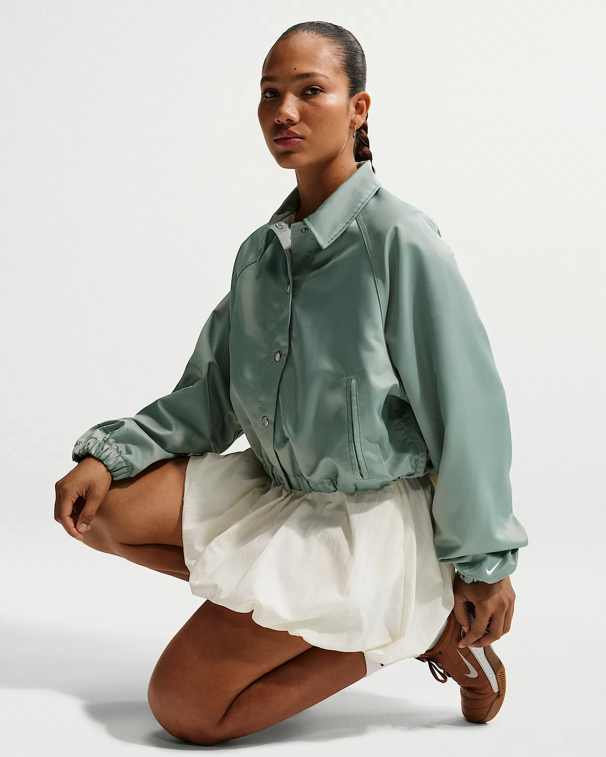 Женская оверсайз сатиновая куртка Nike Sportswear, Steam/Sail — фото 3