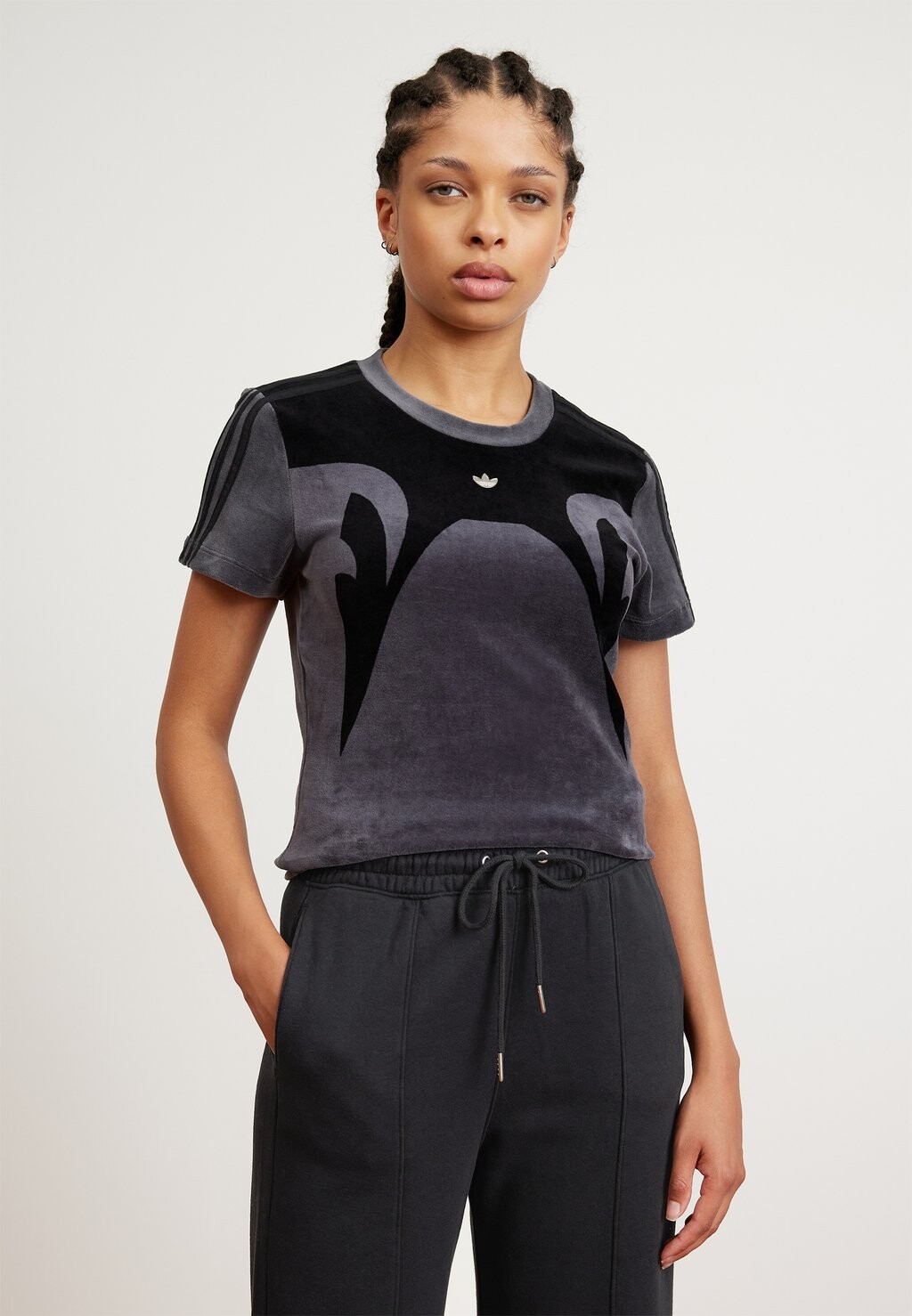 

Футболка с принтом TIGHT TEE adidas Originals, цвет grey six