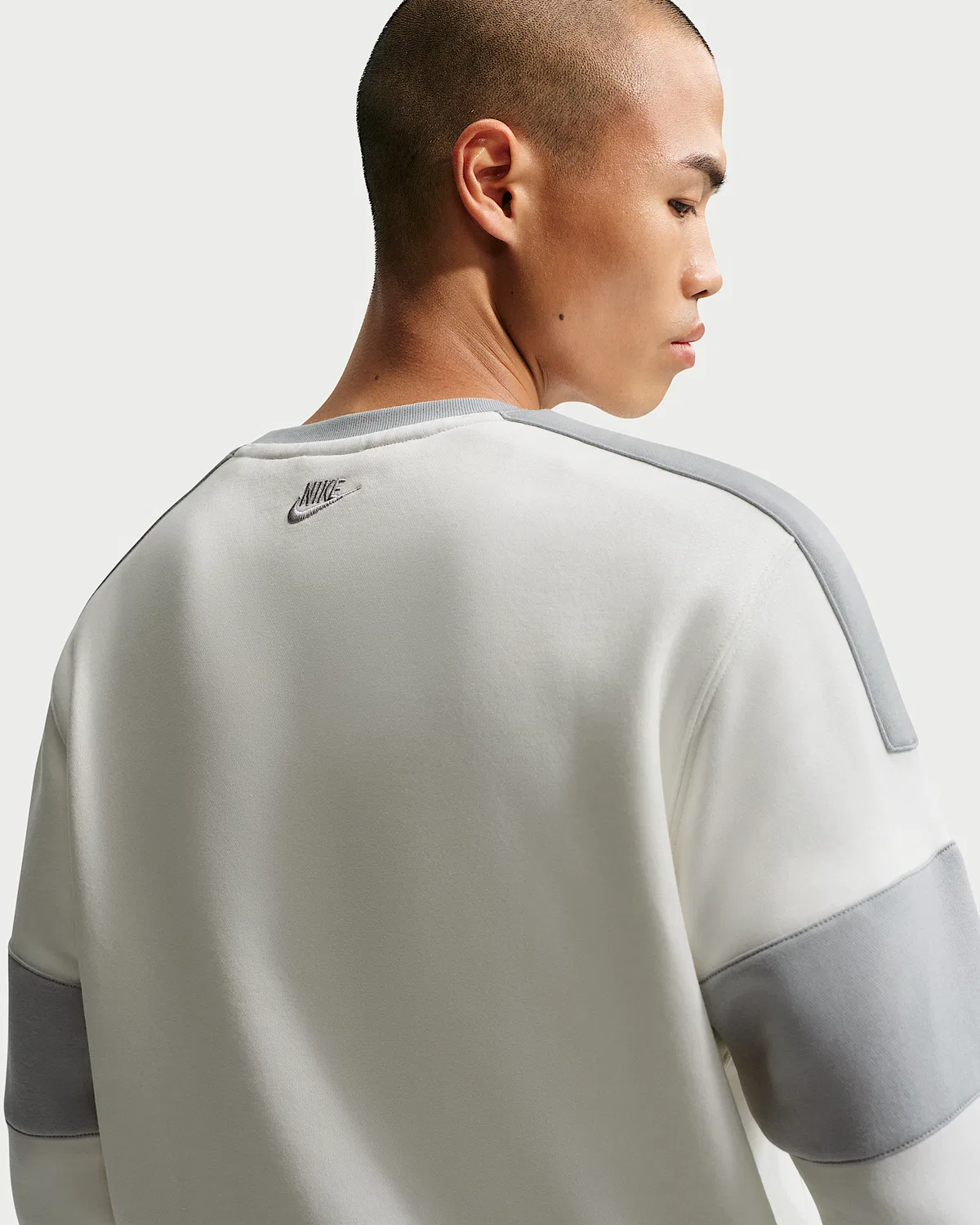Мужская флисовая кофта с круглым воротом Nike Sportswear Club, Sail/Light Smoke Grey/Light Smoke Grey — фото 2