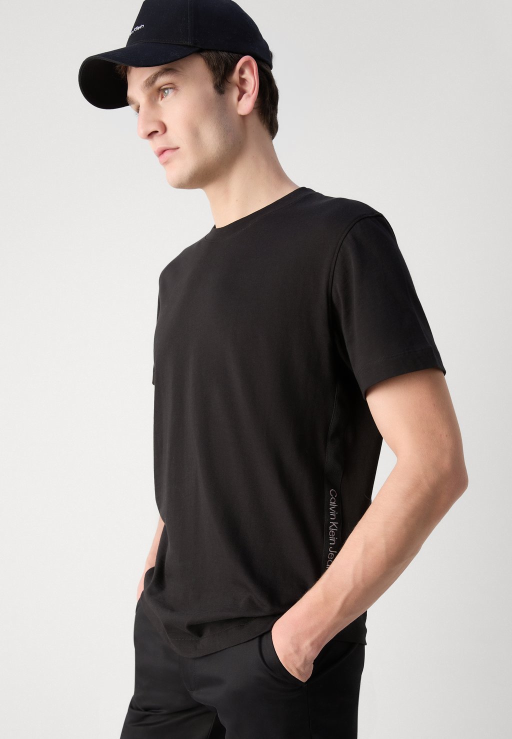 

Базовая футболка LOGO TAPE TEE Calvin Klein Jeans, черный