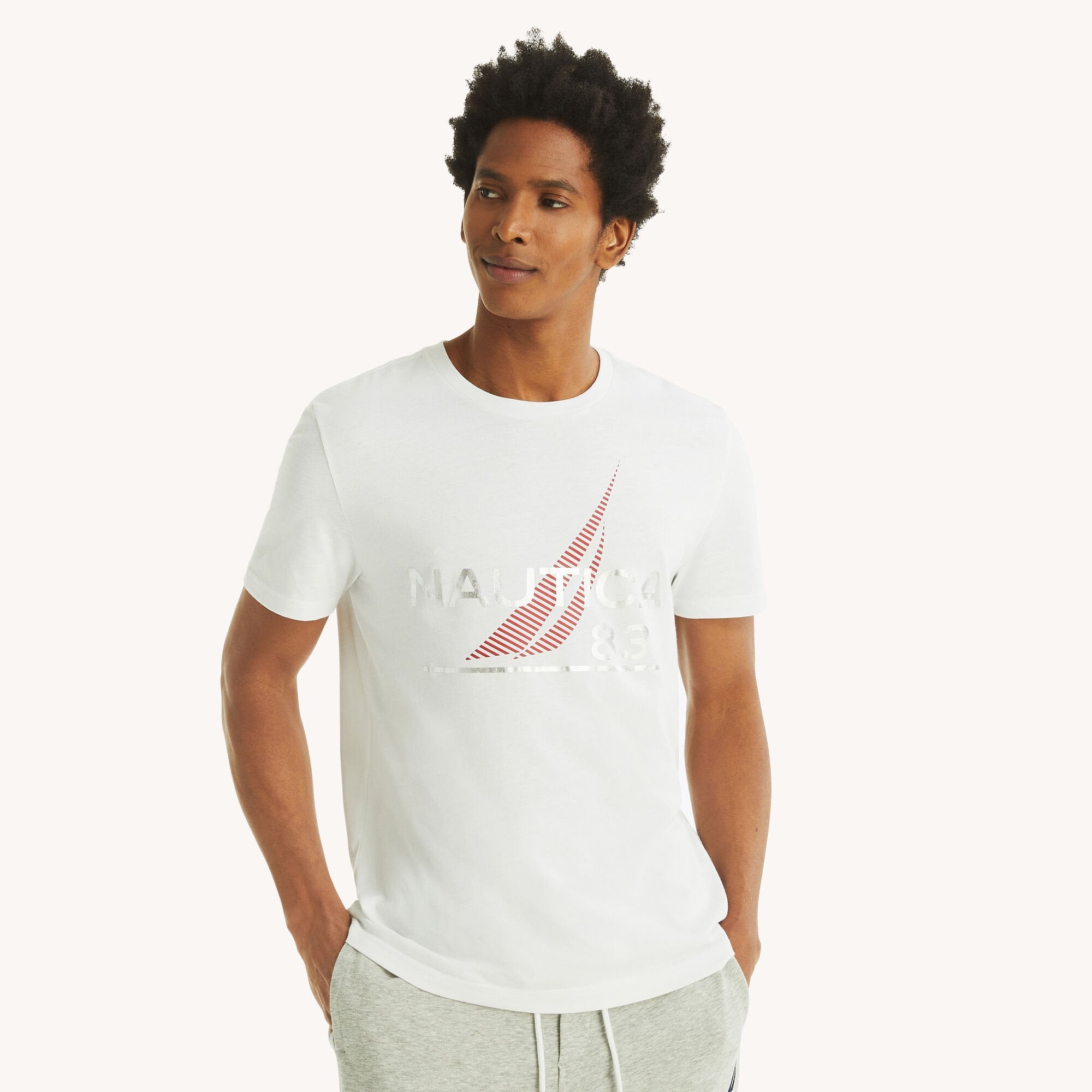 

Футболка Nautica Mens Sustainably Crafted Nautica '83 Graphic, цвет bright white