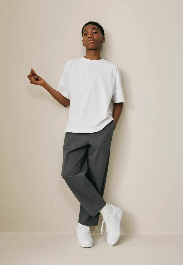 Наденьте брюки Next, Charcoal Grey