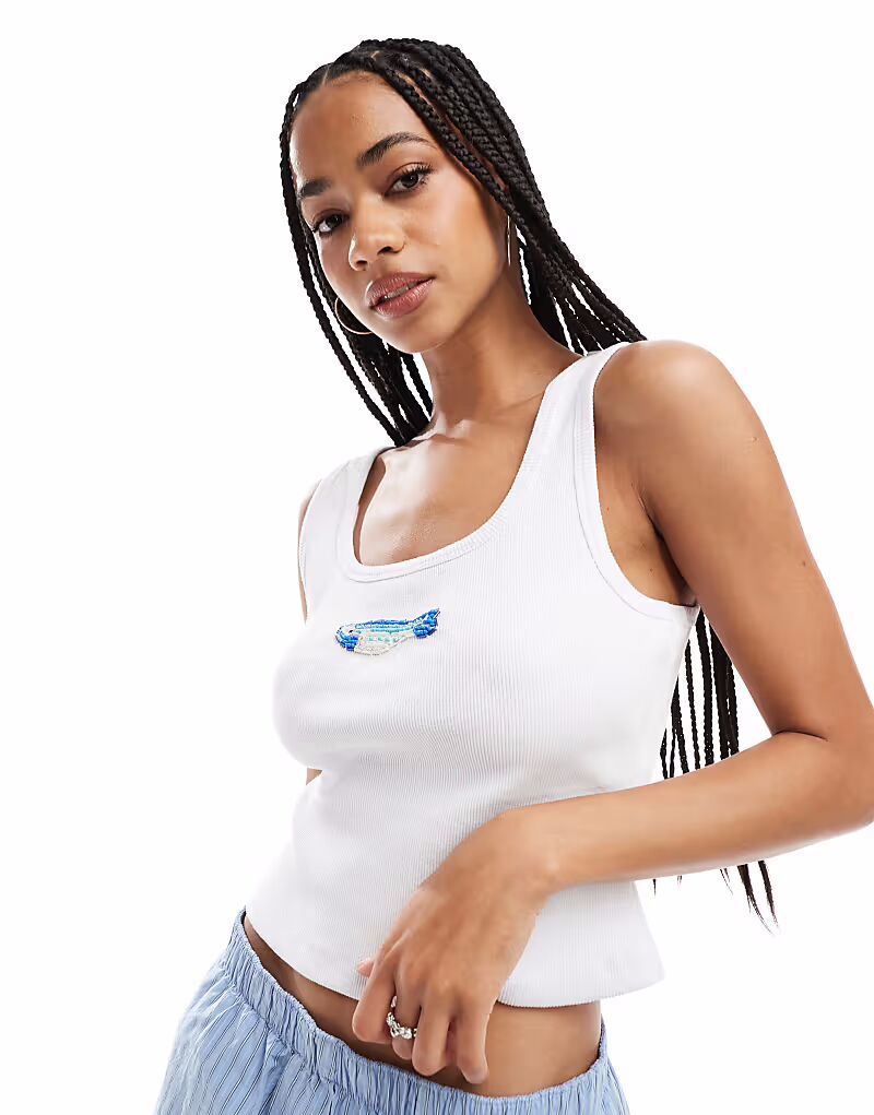 

Топ ASOS DESIGN mini в рубчик с бисерной рыбкой белого цвета