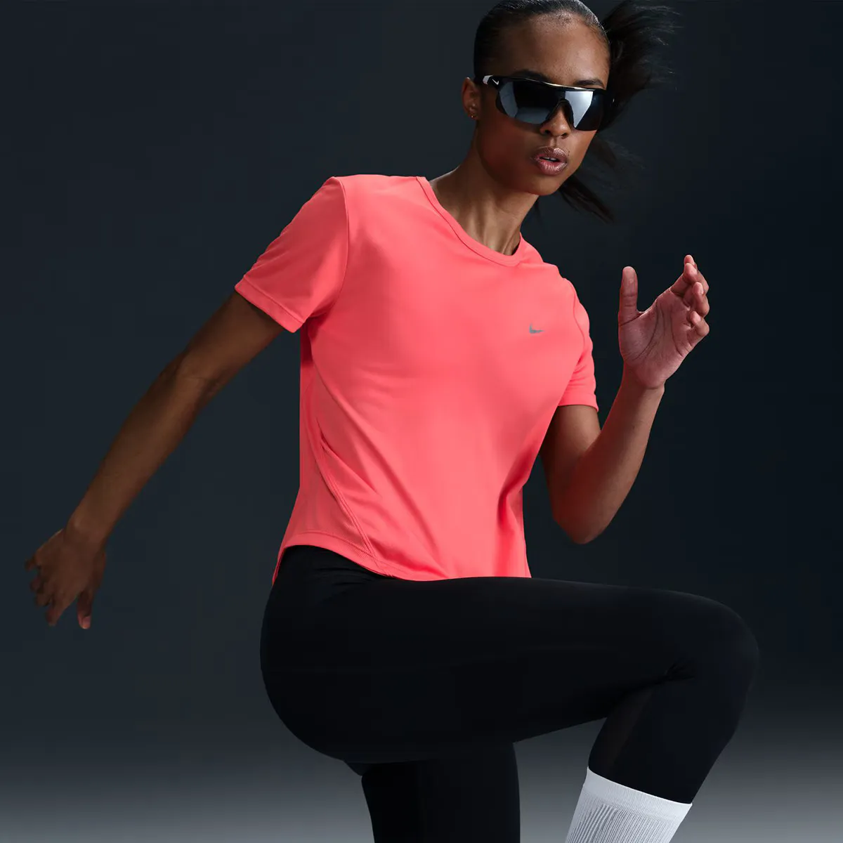 

Женская футболка Nike Tempo, коралловый