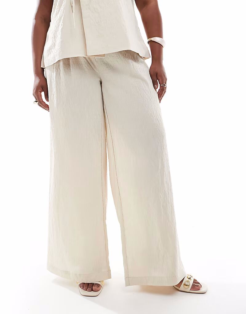 

Широкие брюки со складками спереди, кремового цвета Vero Moda Curve