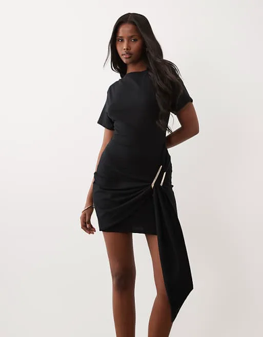 

Черное платье мини с короткими рукавами и золотой фурнитурой ASOS DESIGN