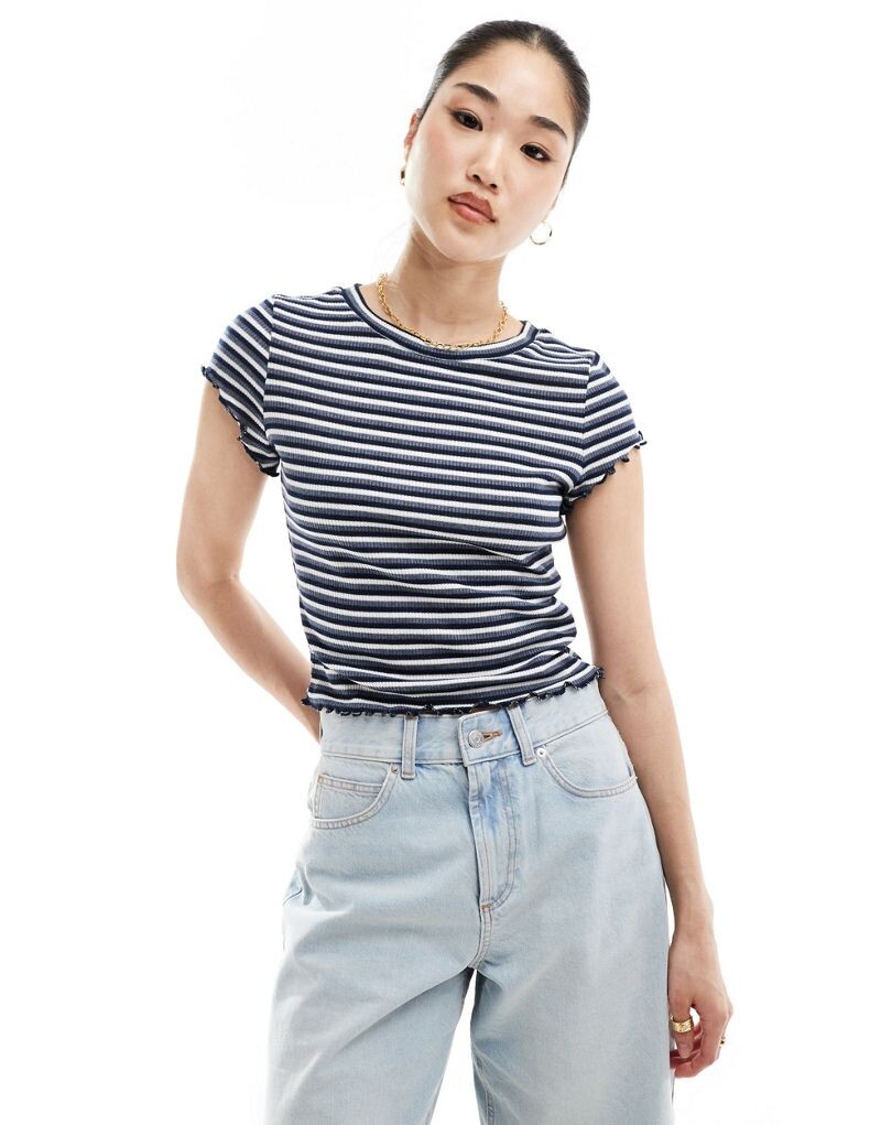 

ASOS DESIGN – синяя облегающая футболка с полосатым рюшом по низу
