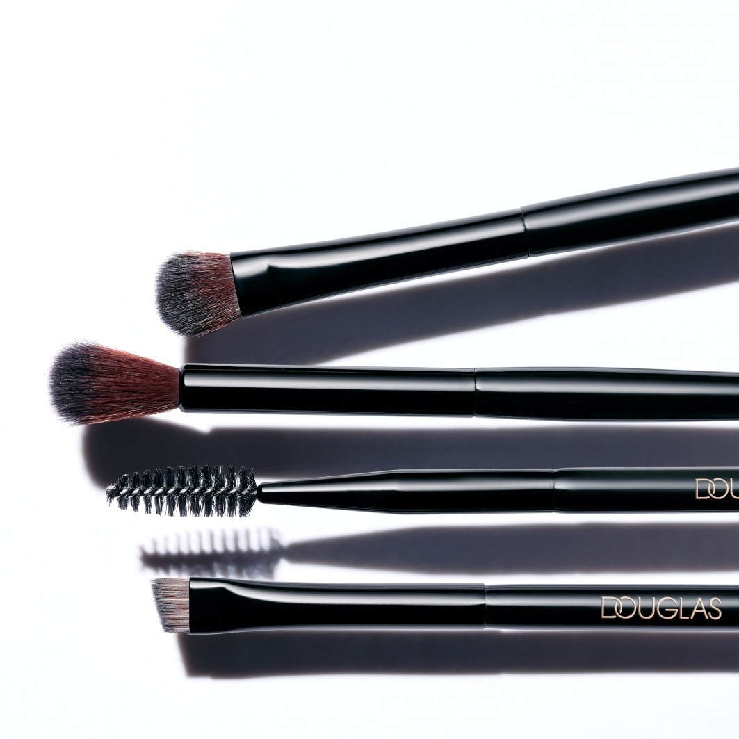 Кисть для лица accessoires accessoires expert brush - 220 eyeliner & brow brush Douglas Collection, количество 1 шт. — фото 4