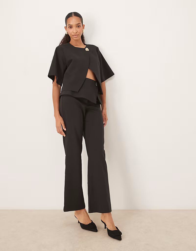 

Брюки прямого кроя с золотистыми пуговицами черного цвета Asos Design