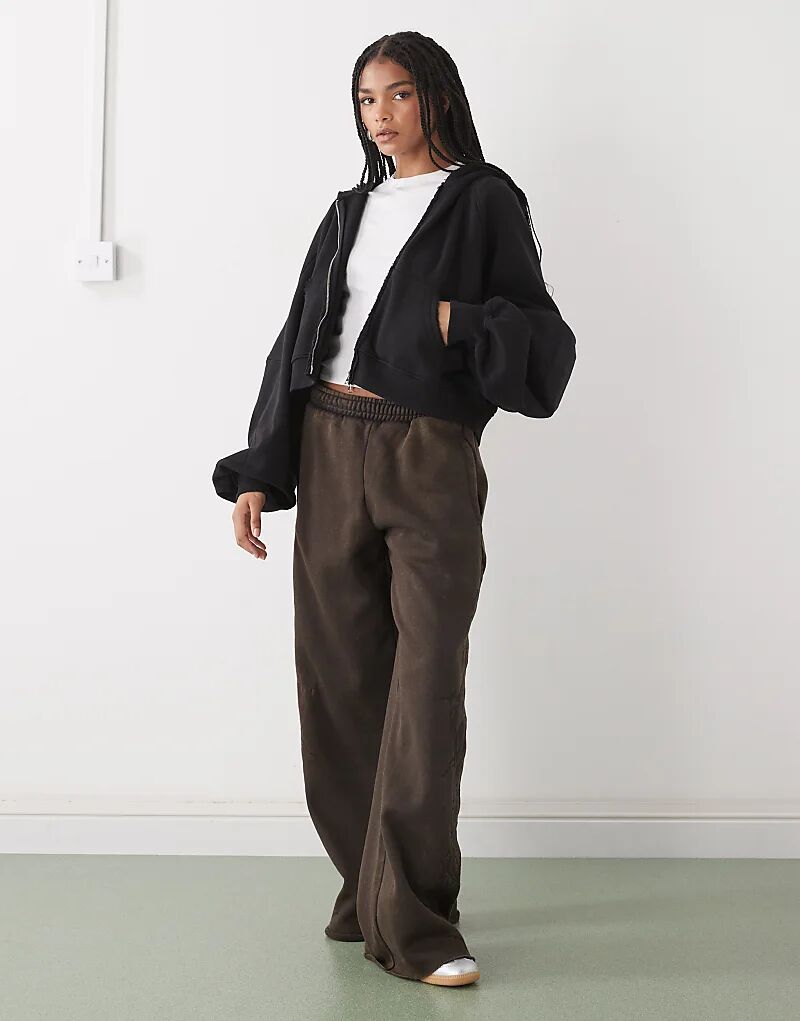 

Свободные вышитые брюки-джоггеры Weekday темно-коричневого цвета