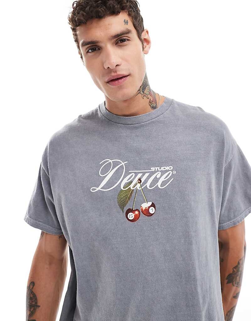 

Серая футболка свободного кроя с вишневым принтом на груди ASOS DESIGN