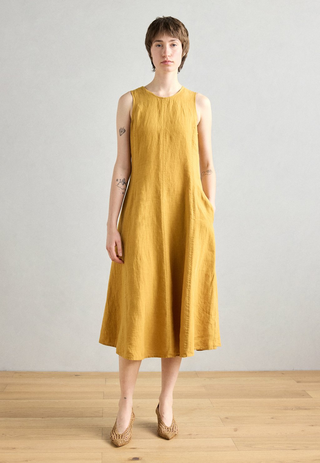 

Повседневное платье DRESS FEMININE SHAPE MIDI LENGTH CUTLINES Marc O'Polo, темно-желтый