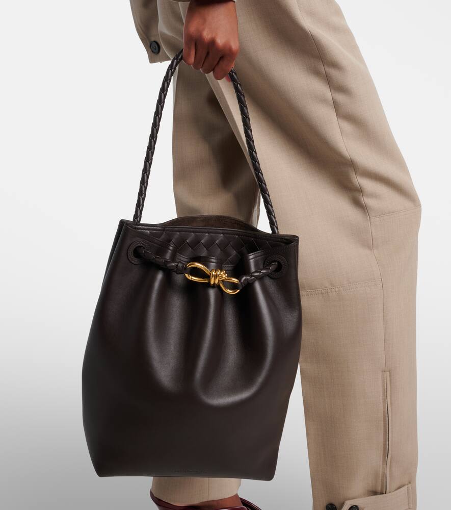 Кожаная сумка-ведерко Andiamo Small Bottega Veneta, Fondant-M Brass — фото 2