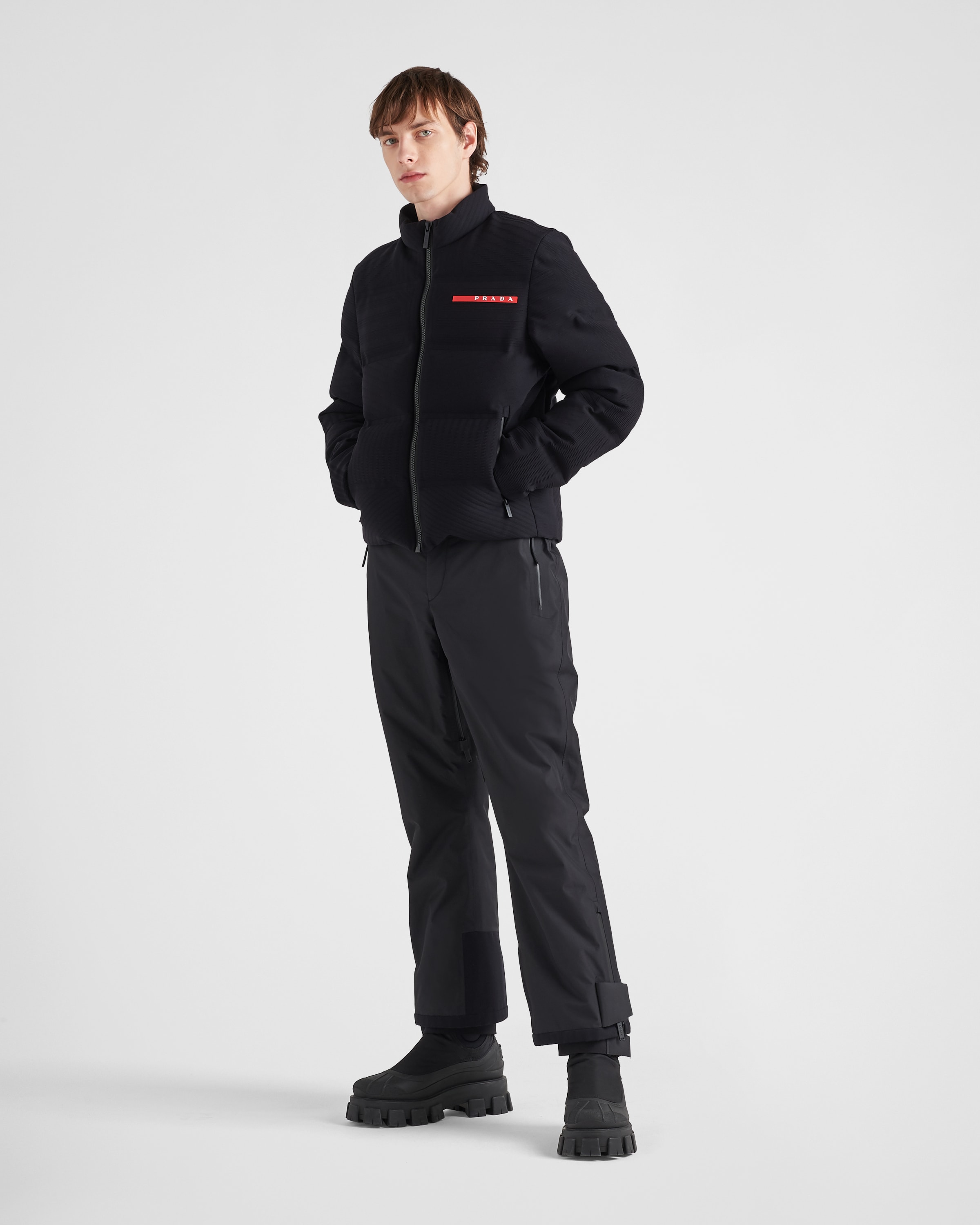 Укороченная пуховая куртка из технического трикотажа Prada, черный — фото 2