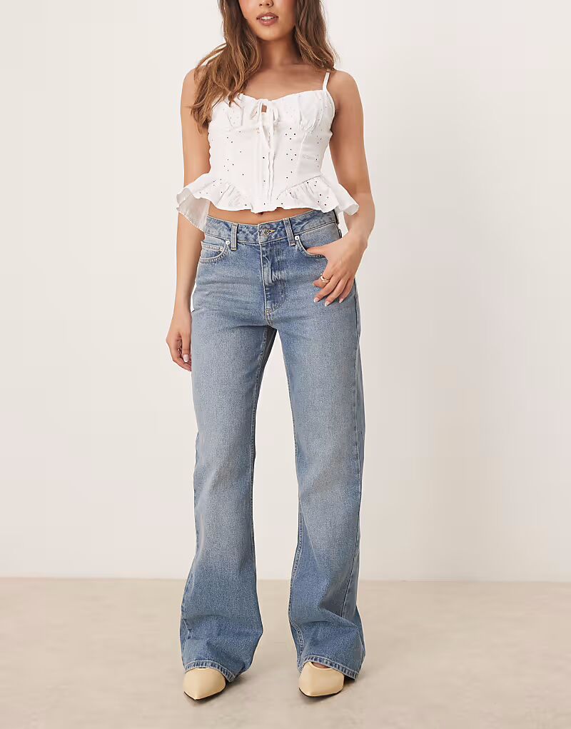 

Расклешенные джинсы ASOS DESIGN из денима в цвете «полувымытый синий»