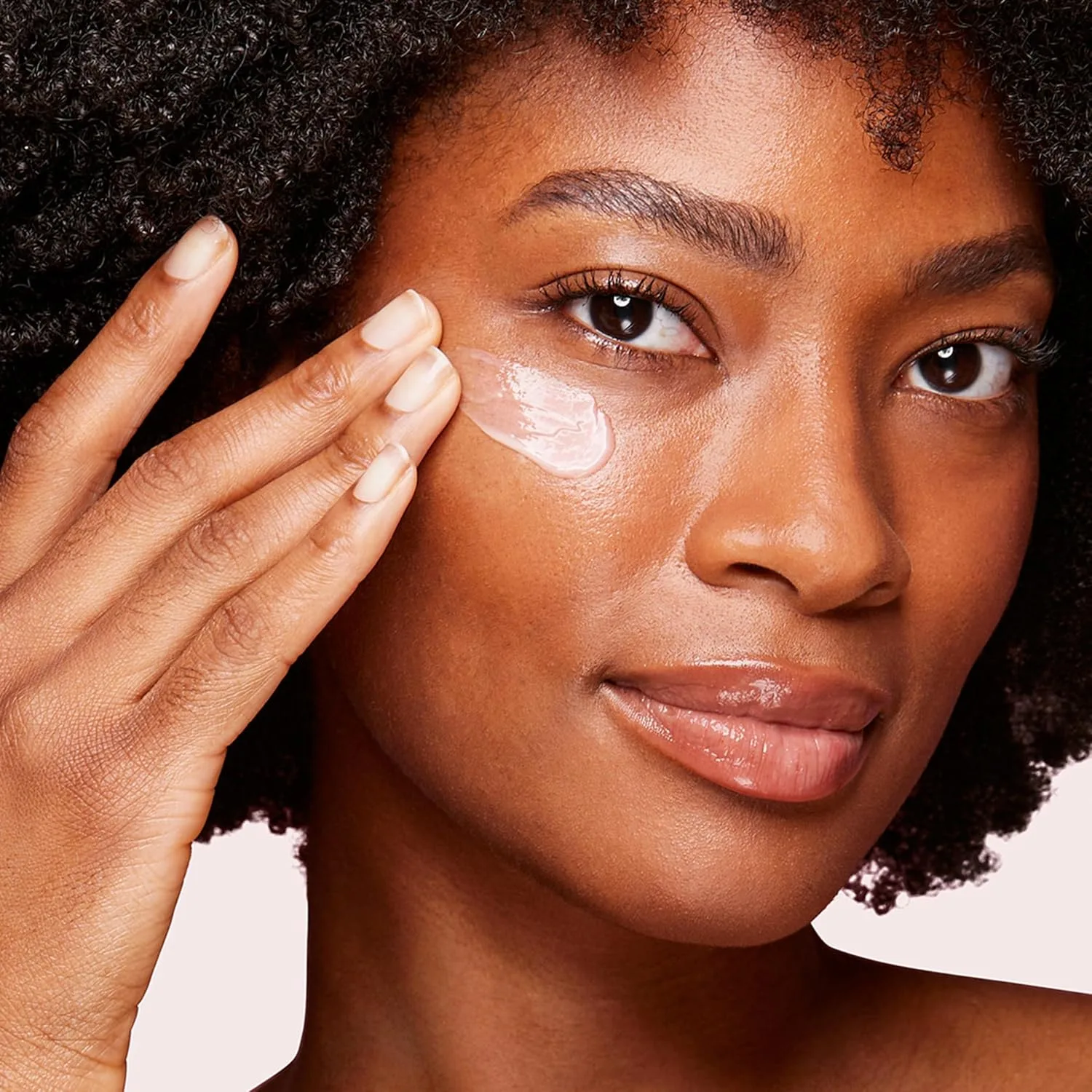 Clarins Total Eye Revive антивозрастной крем-гель для глаз, разглаживает морщинки, борется с темными кругами, отеками и усталостью, осветляет, с охлаждающим металлическим аппликатором, 15 мл — фото 3
