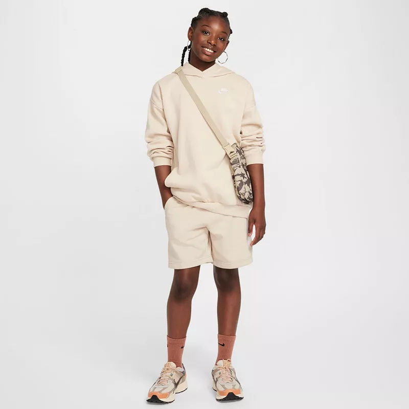 Большой флисовый пуловер с капюшоном Nike Sportswear Club для девочек, цвет Sanddrift — фото 2