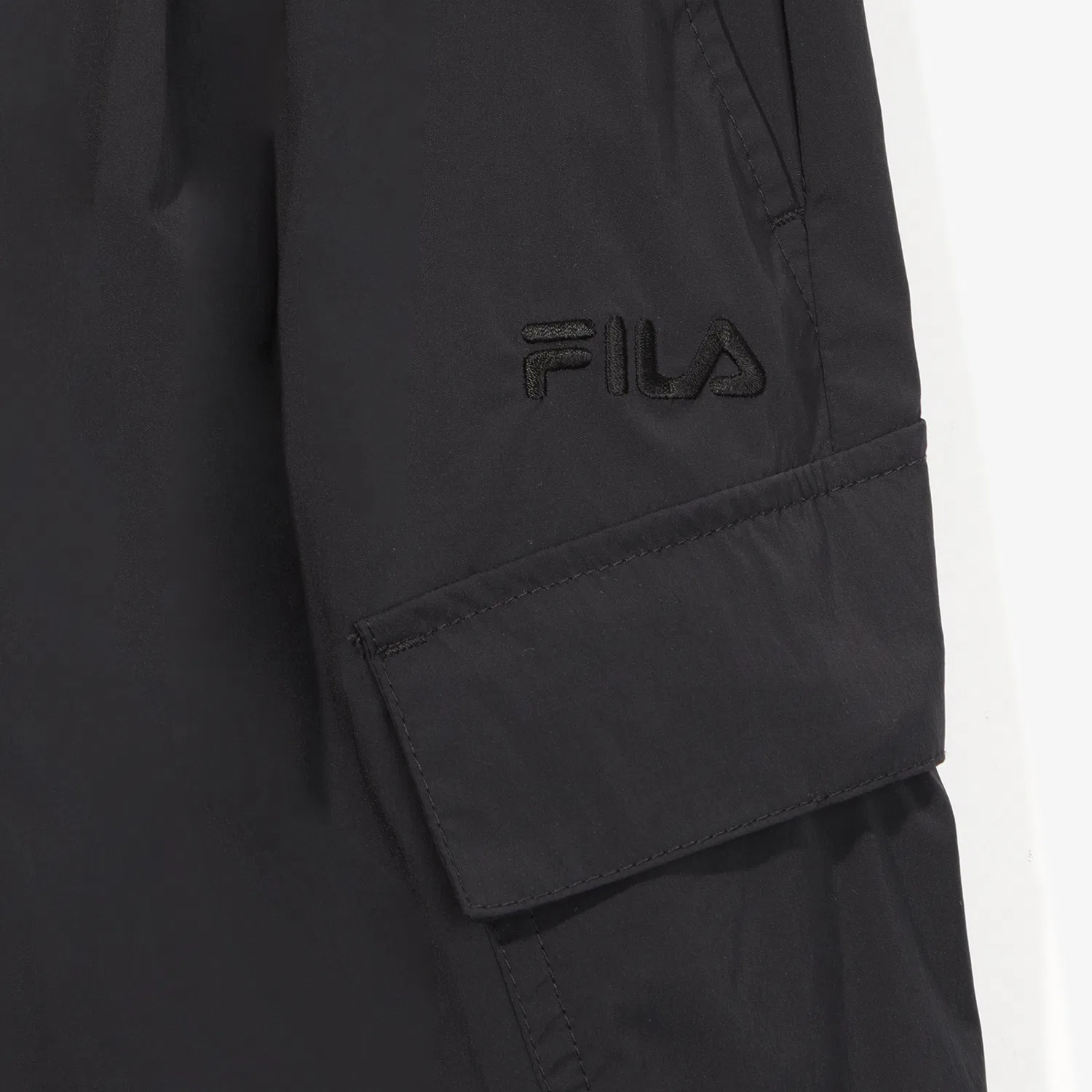 Детские лёгкие брюки карго чёрные от Fila Kids — фото 4