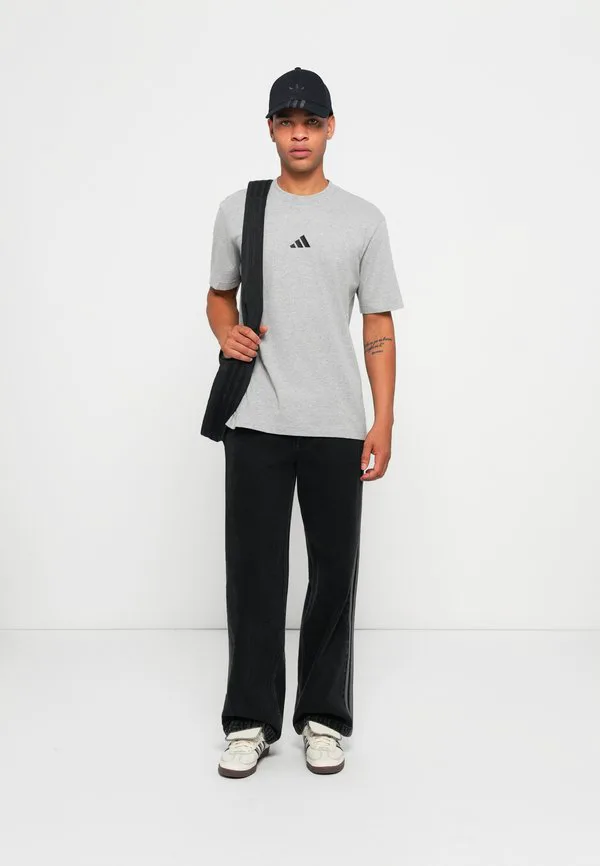 Базовая футболка с небольшим логотипом essentials. Adidas Sportswear, Medium Grey Heather/Black — фото 2