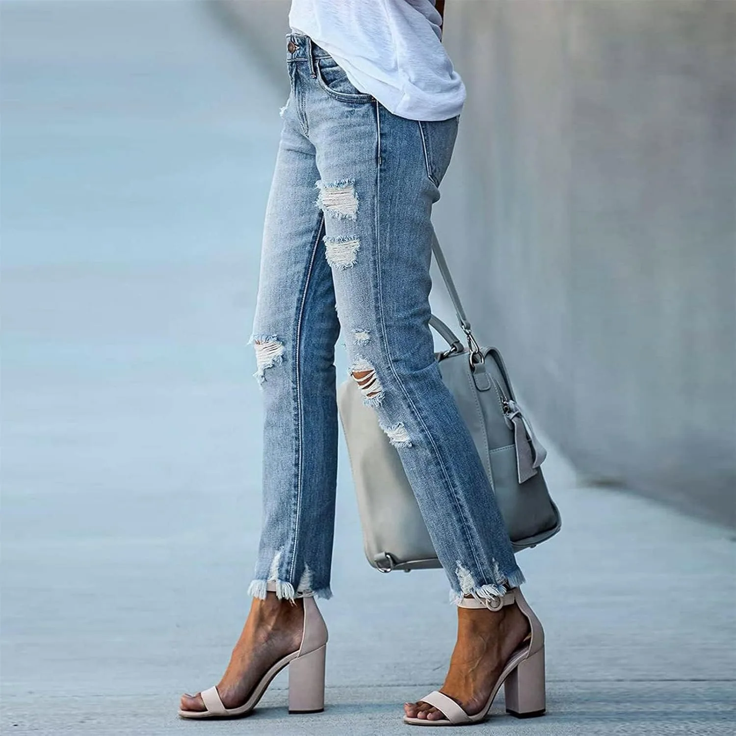 Женские джинсы Slim Fit с потертостями и рваным краем — фото 4