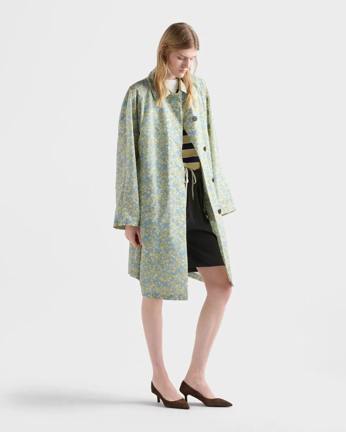 Плащ-дождевик из переработанного нейлона с принтом Prada, бежевый — фото 2