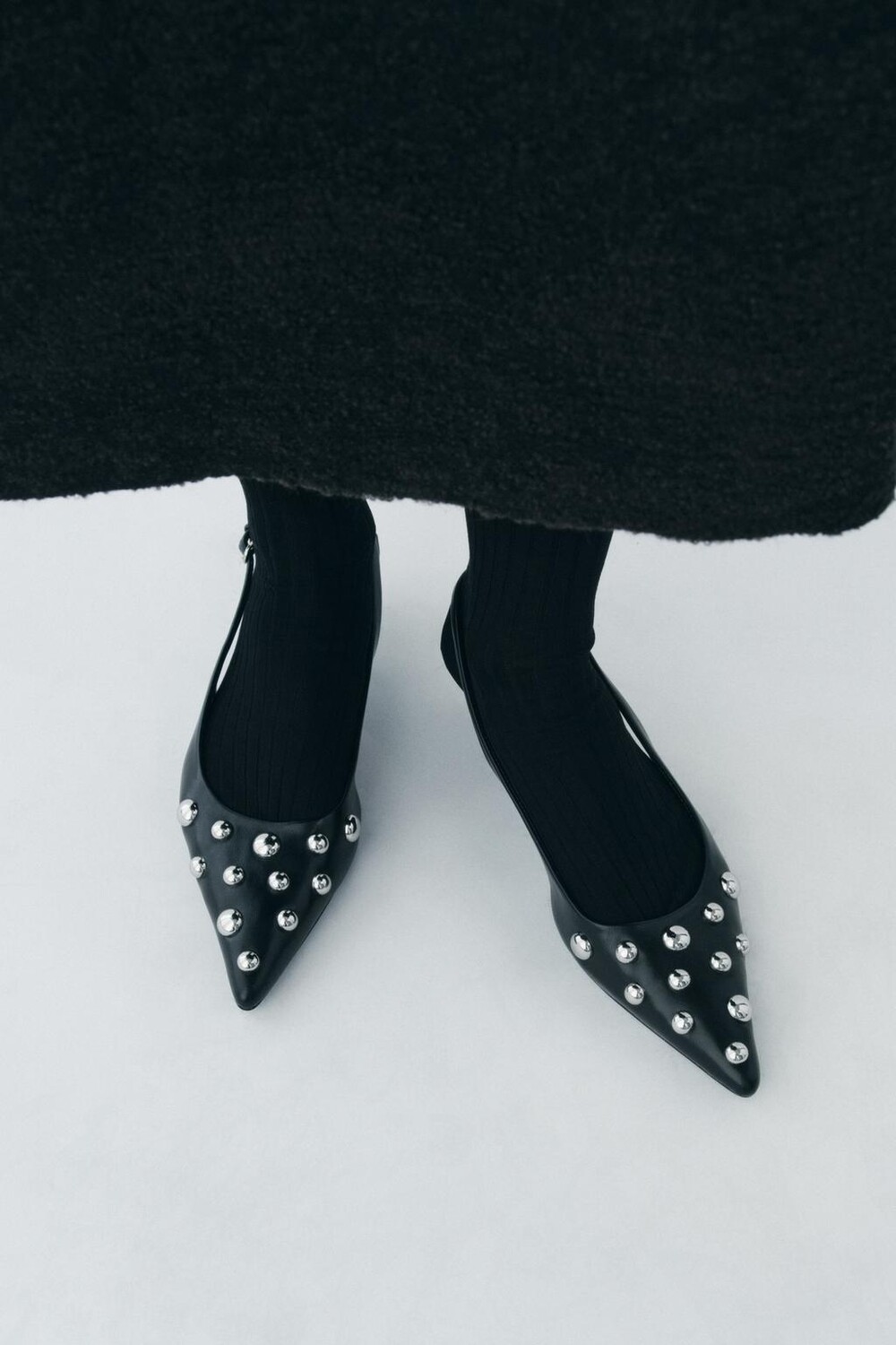 

Туфли на котенком каблуке с клепками ZARA, черный