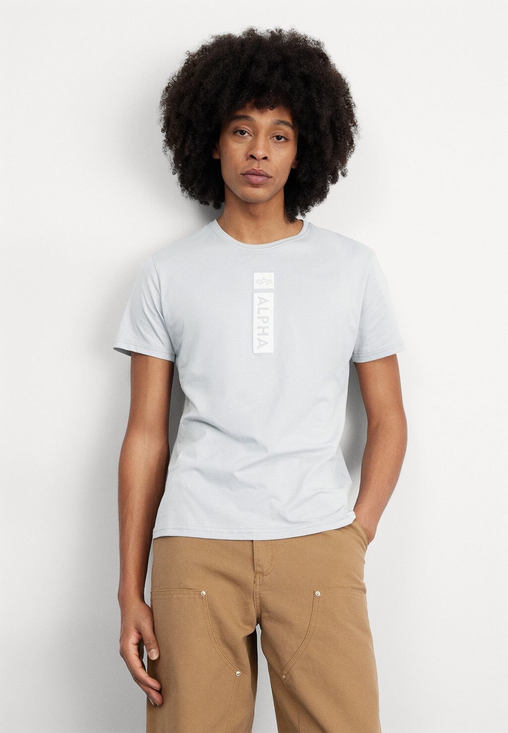 

Футболка с принтом Alpha Industries, цвет pastel grey