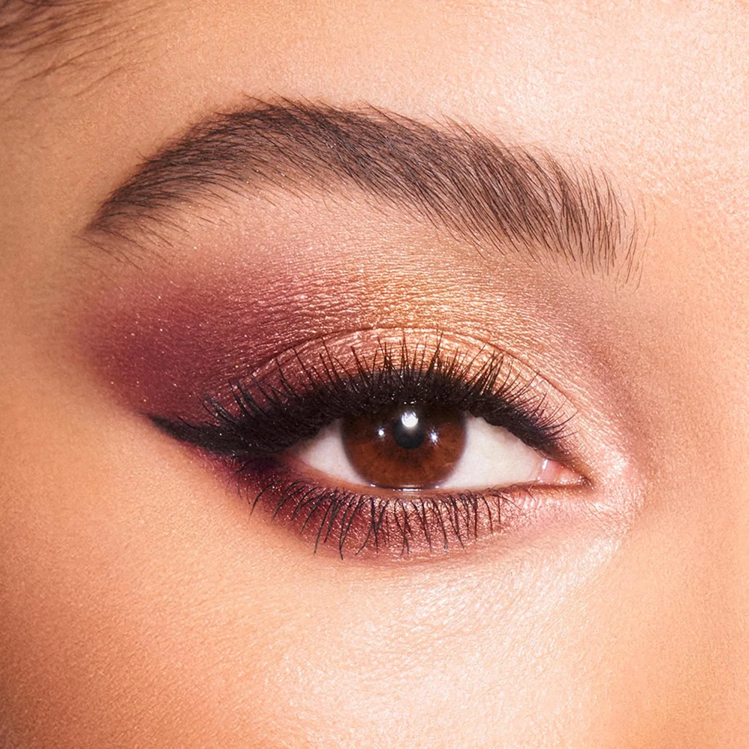 Палетка теней для век Charlotte Tilbury Luxury Palette Eyeshadow - палетка с мерцающими, металлическими и матовыми сатиновыми оттенками, содержащая 4 взаимодополняющих оттенка., The Vintage Vamp - red and purple — фото 3