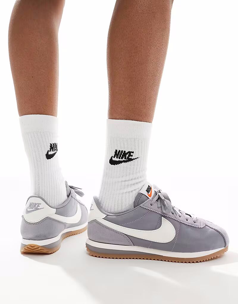 Замшевые кроссовки Nike Cortez TXT серого и белого цветов — фото 4