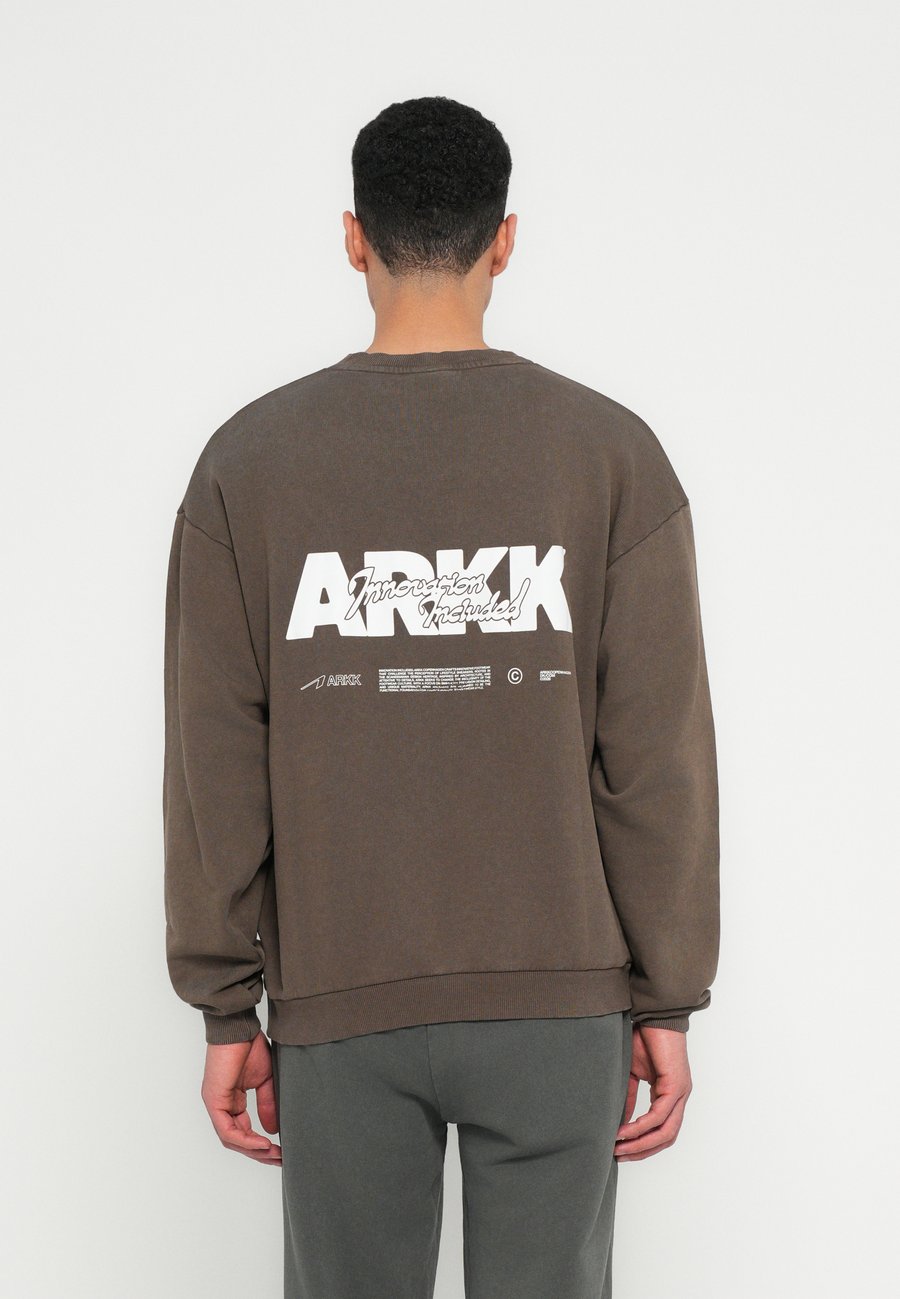 

Толстовка ARKK Copenhagen BOXY CREW UNISEX, Faded Brown/Brown