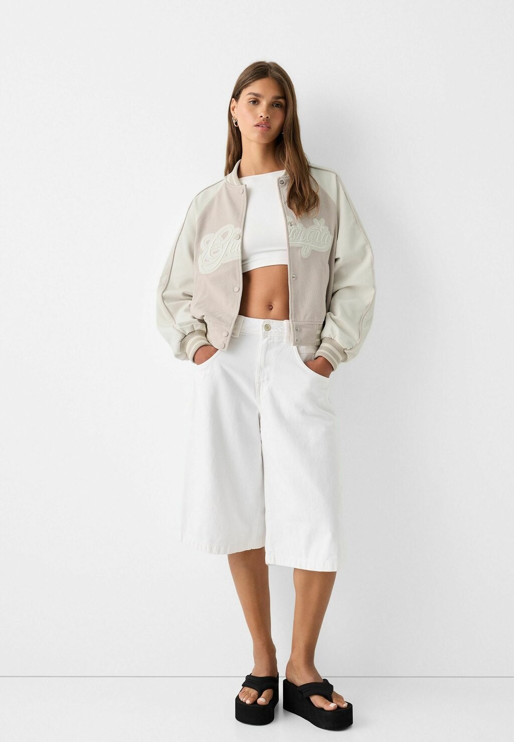 

Куртка-бомбер TEXTURED VARSITY Bershka, бежевый