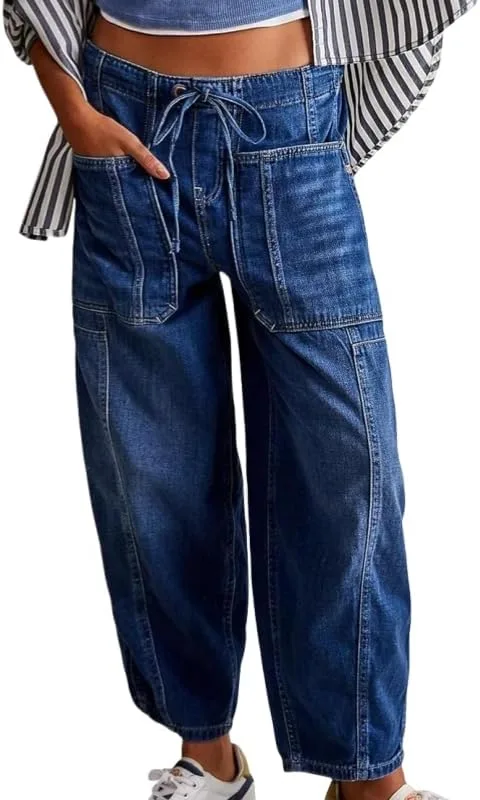 

Женские широкие джинсы-бочонки с эластичным поясом и заплатками