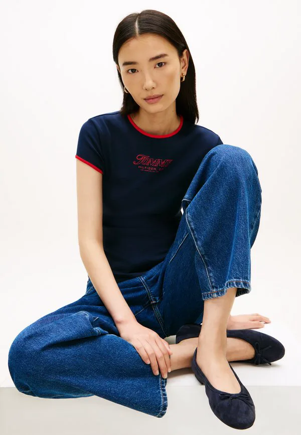 Футболка с графическим принтом, облегающего кроя, с круглым вырезом. Tommy Hilfiger, Dark Night Navy — фото 4