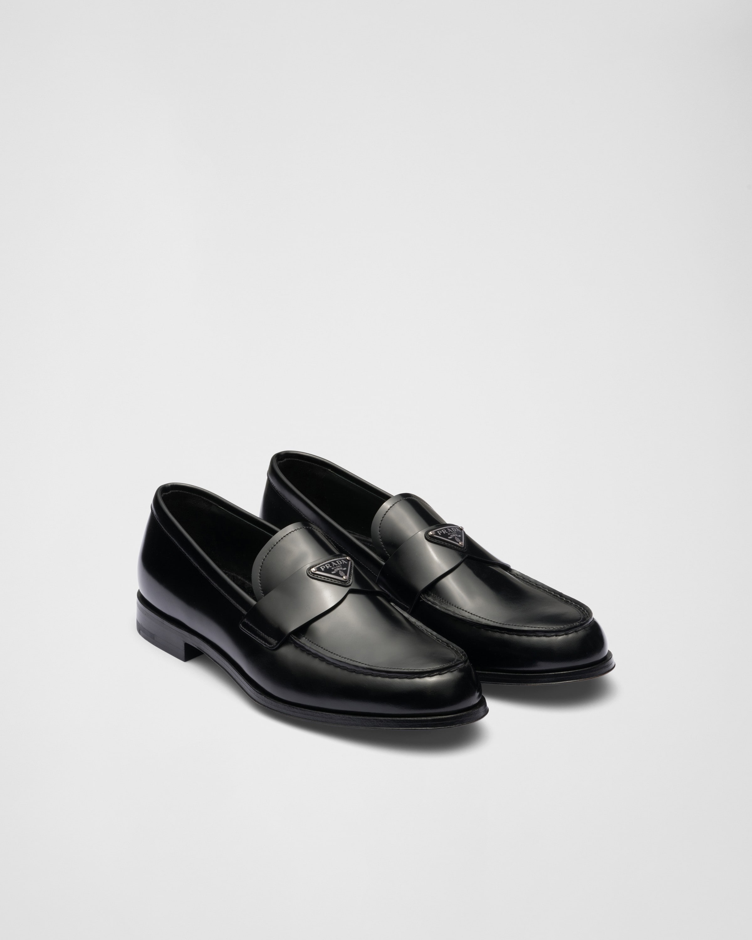 

Лоферы из полированной кожи Prada, черный