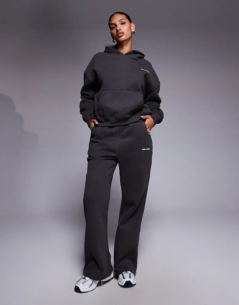 

Расклешенные джоггеры Simmi London Colby в сланцевом цвете