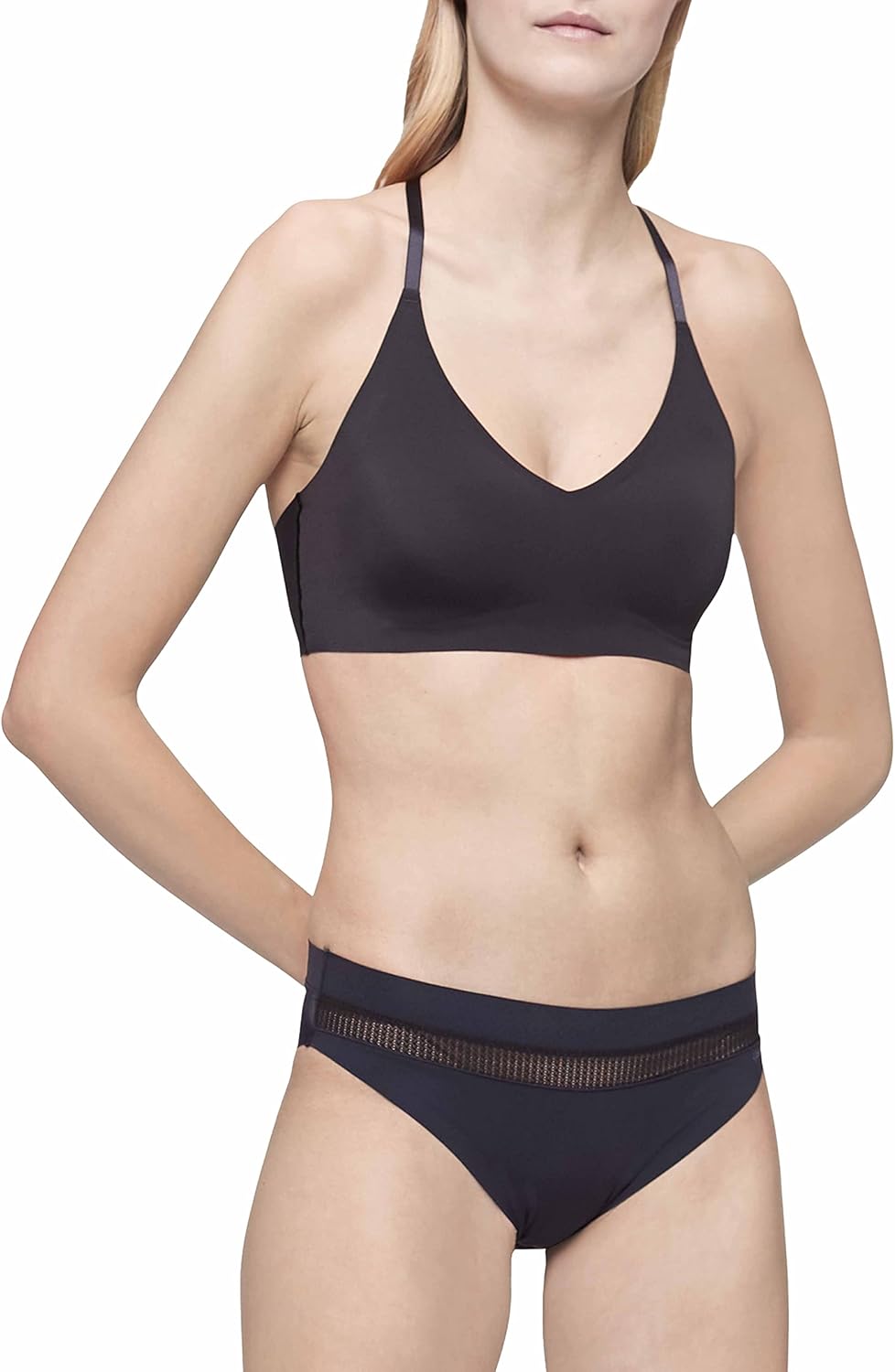 

Женский бюстгальтер-бралетт Calvin Klein Invisibles Comfort с легкой подкладкой, бесшовный, с треугольными чашечками и косточками-косточками, Black Lace Racerback