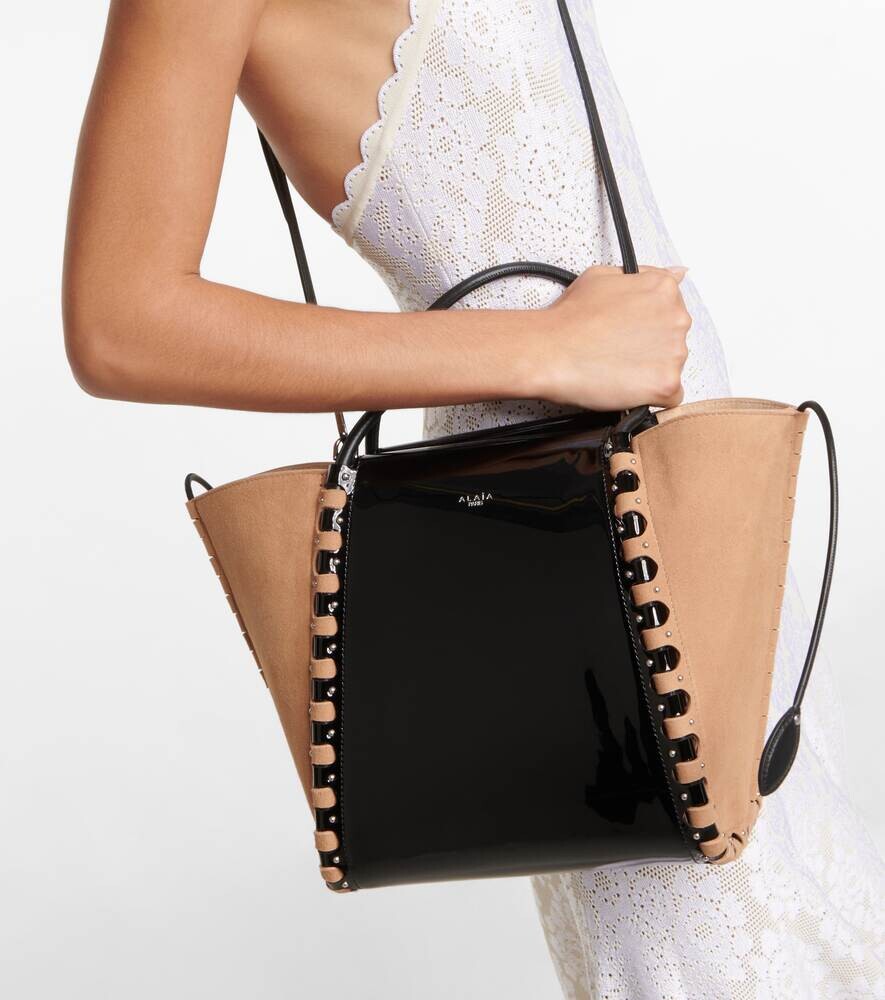 Сумка-тоут среднего размера Hinge из замши и кожи Alaïa, разноцветный — фото 2
