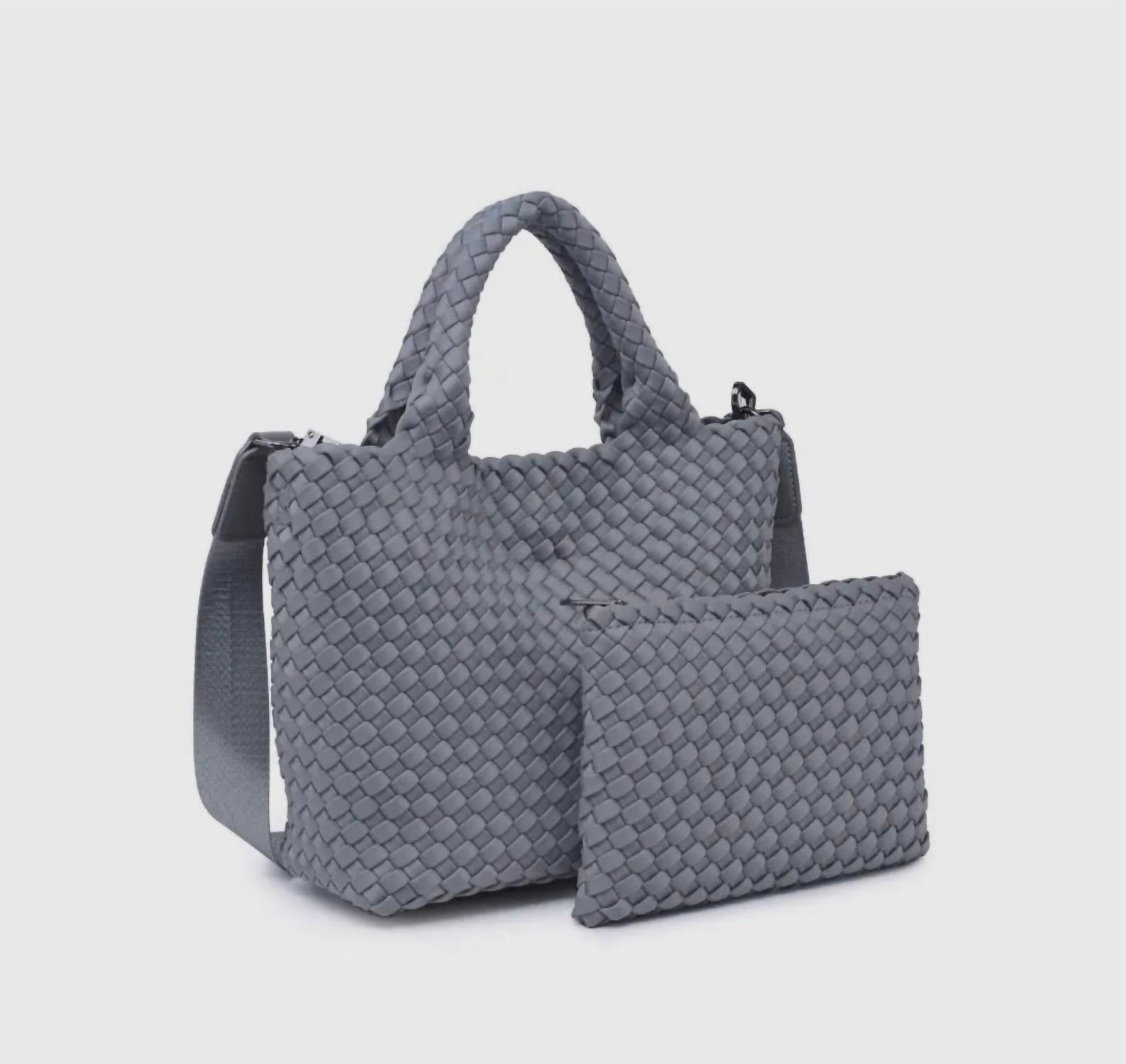 

SOL and SELENE Женская маленькая плетеная неопреновая сумка Sky's The Limit серого цвета