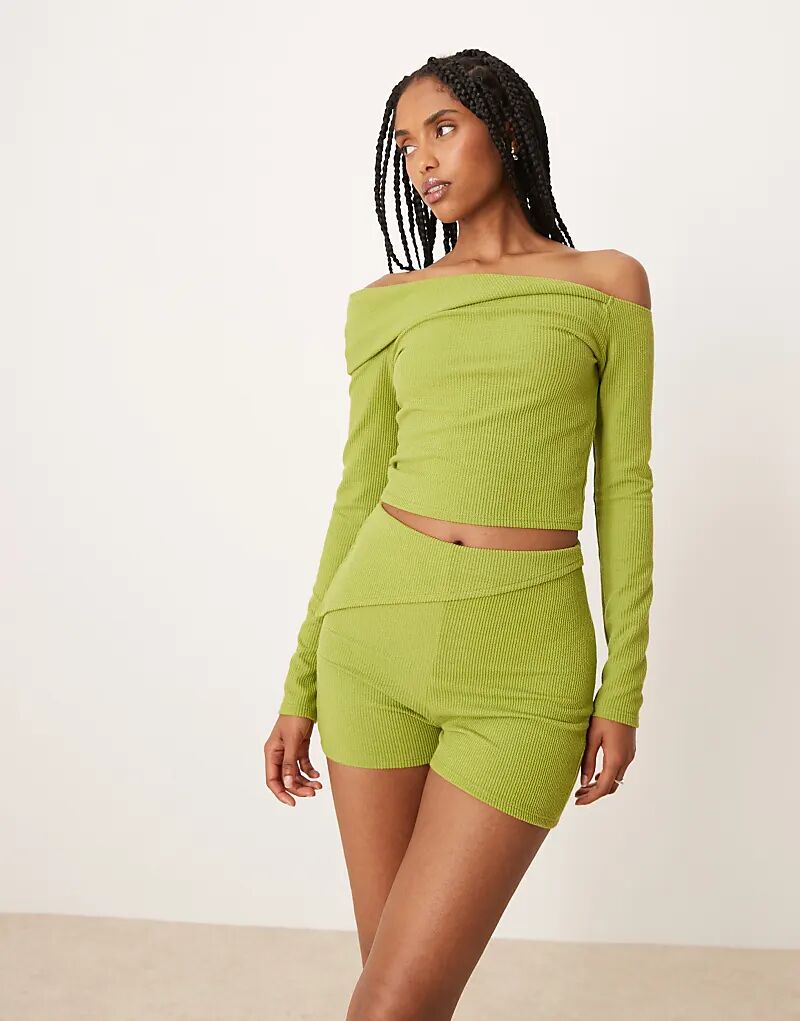 

Асимметричные шорты с отворотом в рубчик от ASOS DESIGN зеленого цвета