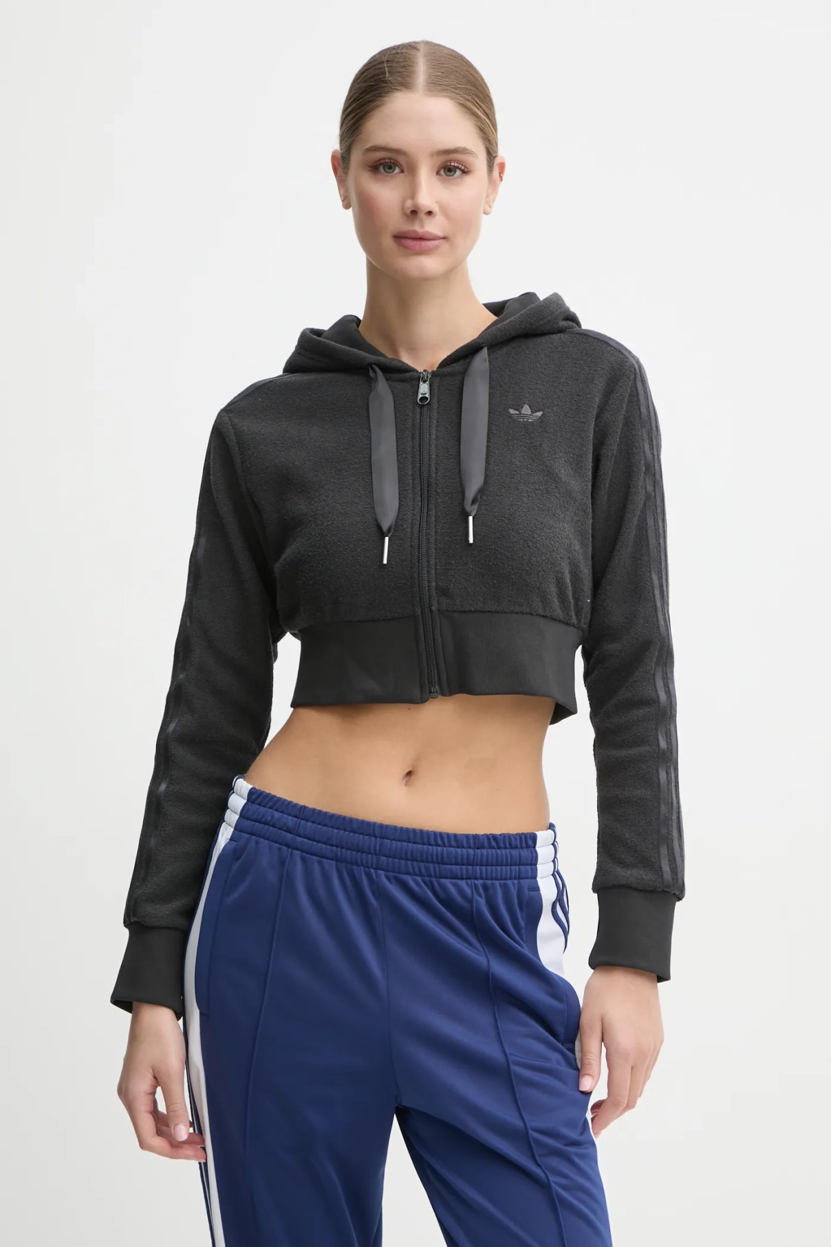 

Короткое худи на молнии Femme Galore adidas Originals, серый