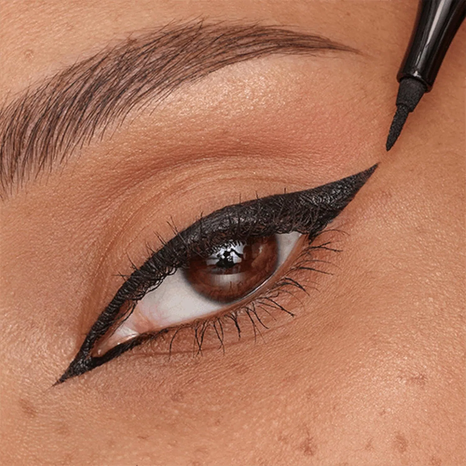 Водостойкая подводка-фломастер «Micro Tip Graphic Eyeliner Waterproof 010 Deep Black» от Catrice Catrice — фото 4