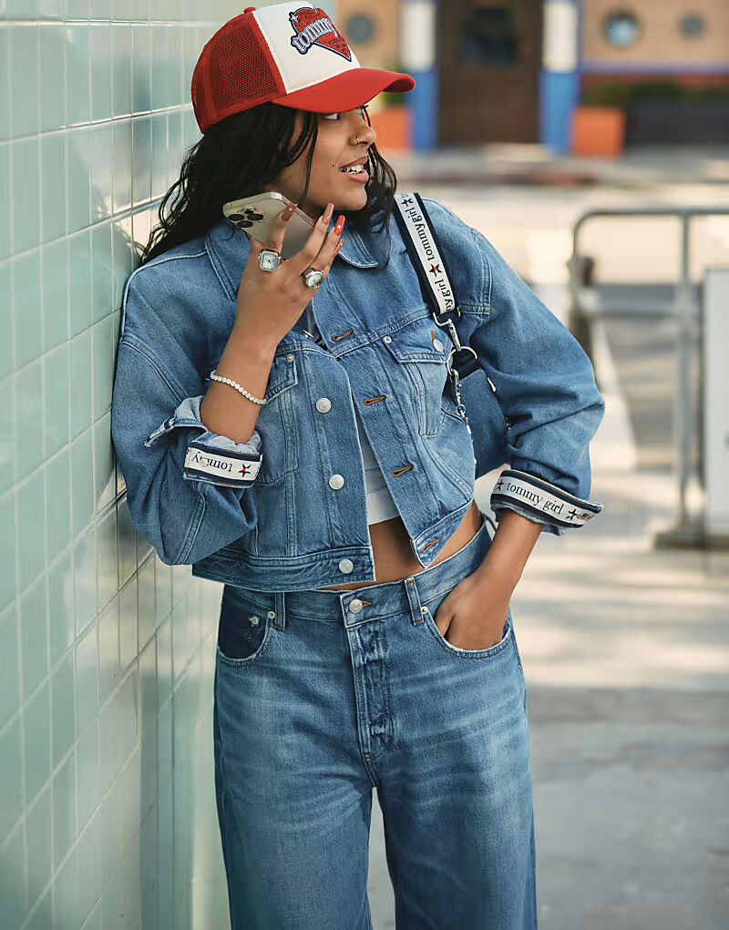 

Укороченная джинсовая куртка Tommy Jeans tommy girl oversize со звездами темного цвета