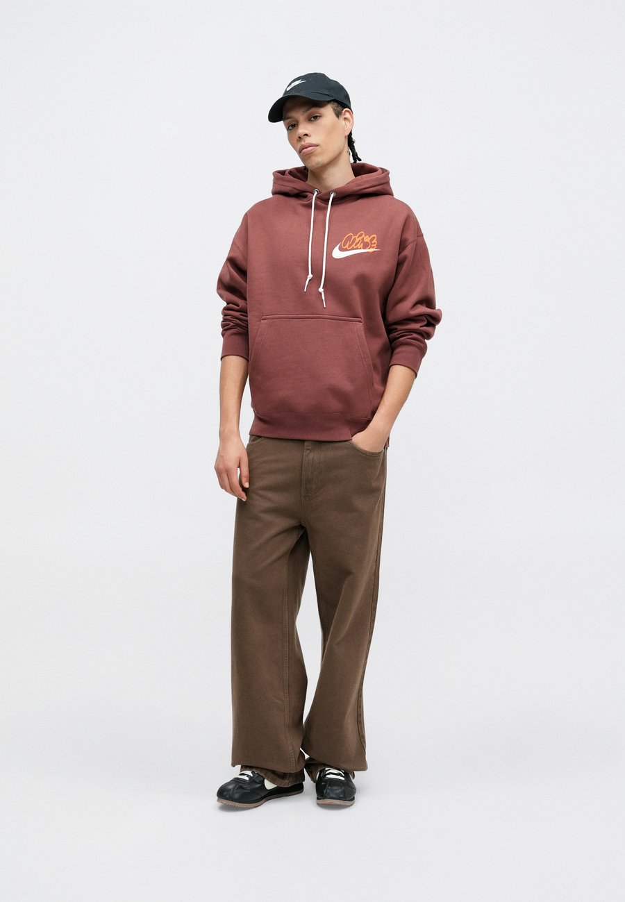 Худи Nike Sportswear SOLO HOODIE, Red Sepia/Coral — фото 3