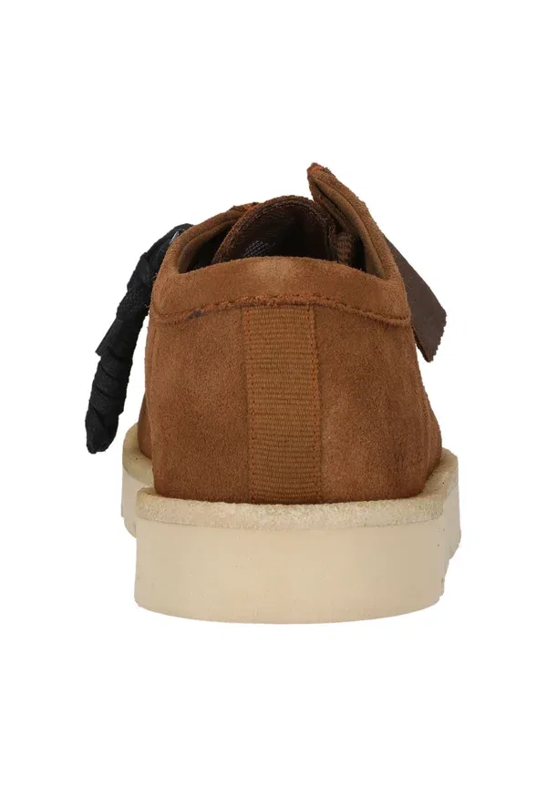 Ботинки повседневные на шнуровке Clarks Originals, замша цвета кола — фото 4