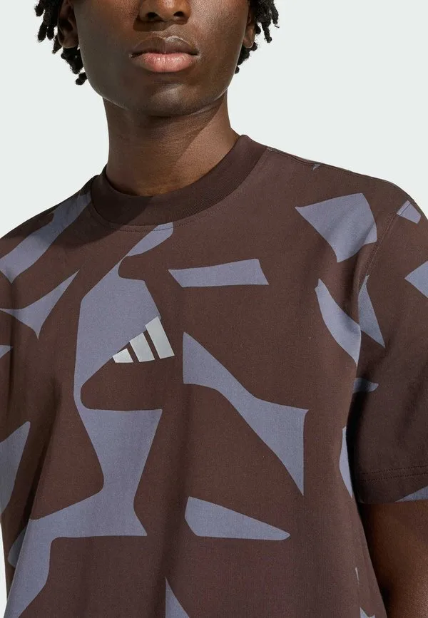 Футболка с коротким рукавом и камуфляжным принтом amg Adidas Performance, Aurora Coffee Aurora Onix — фото 3