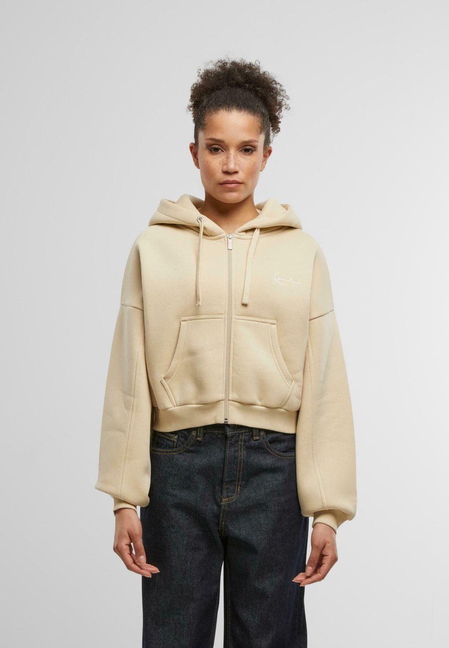 

Толстовка Karl Kani CHEST SIGNATURE ESSENTIAL HOODIE, Sand