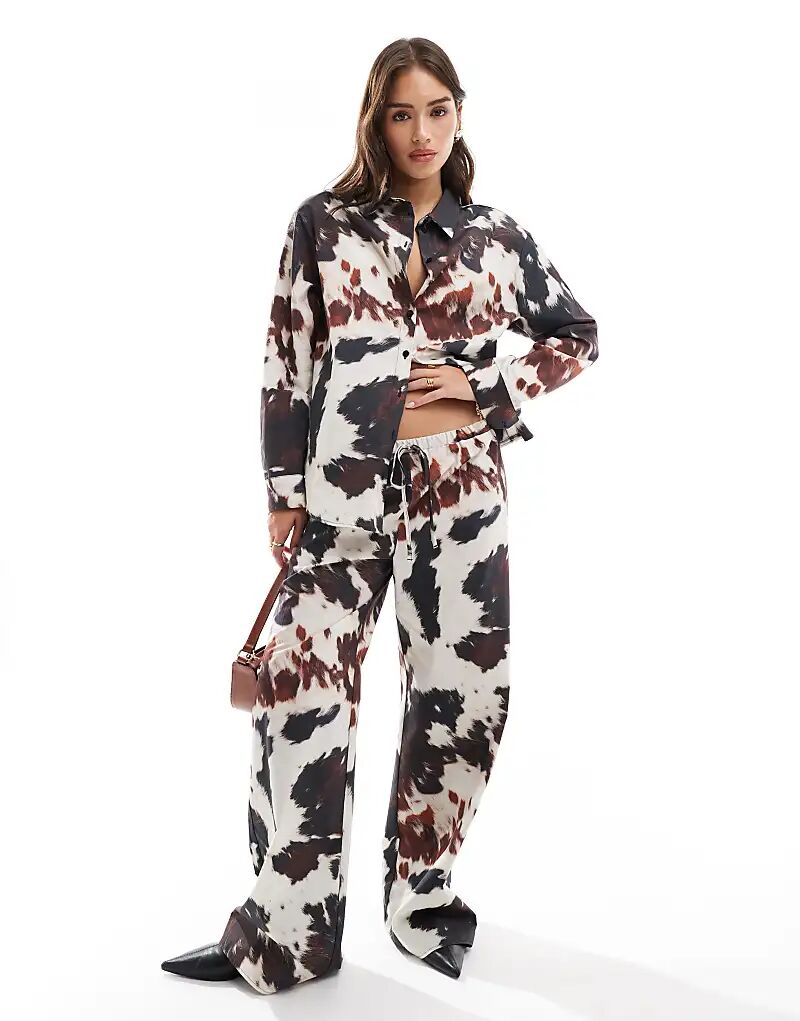 

Брюки из поплина с широкими штанинами и принтом коровы ASOS DESIGN
