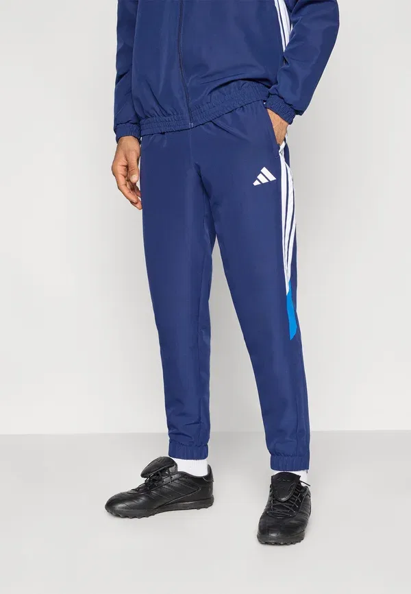 Брюки Tiro 26 essentials - спортивные штаны Adidas Performance, белый/темно-синий