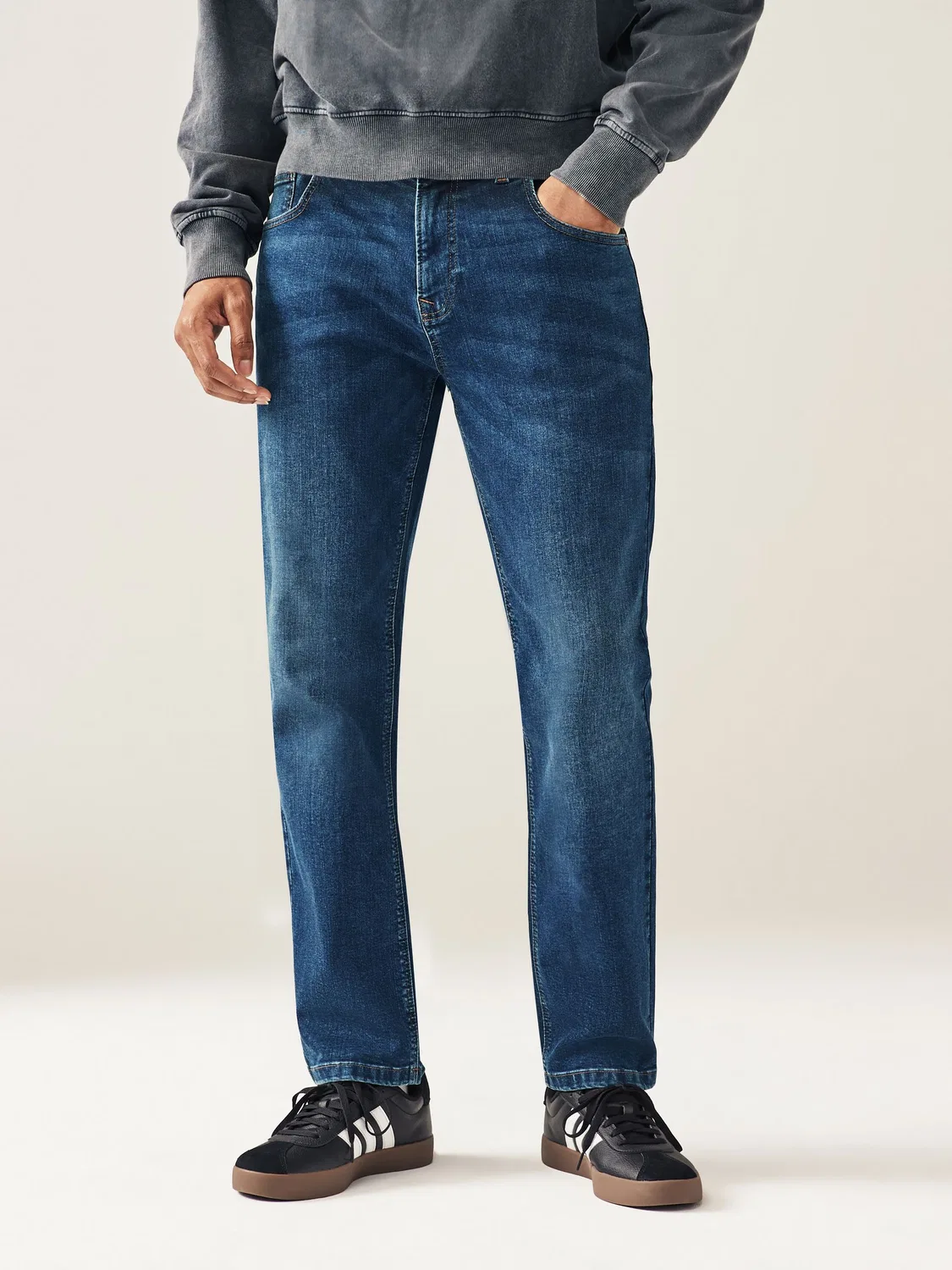 Джинсы классические Slim Fit, модель Mid Next, синий средний