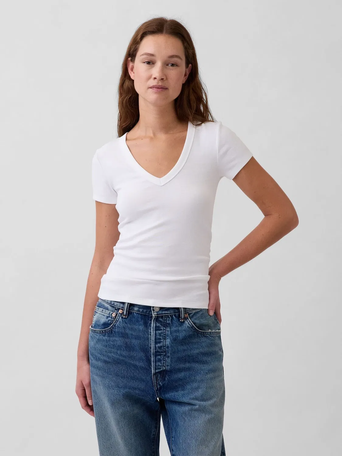 Белая короткая футболка с v-образным вырезом Gap Modern